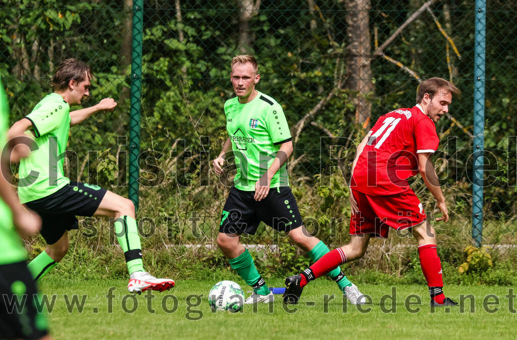 2023-09-03_042_TSV_Oberpframmern_II_gegen_TSV_Hohenbrunn_II | Oberpframmern, Deutschland, 03.09.2023:
Fußball, B-Klasse 2023 / 2024, 3. Spieltag, TSV Oberpframmern II gegen TSV Hohenbrunn II, Endergebnis: 0:2

Tom Alexander Kussmaul (TSV Hohenbrunn, #8), Jan Tappermann (TSV Hohenbrunn, #17), Yannik Teschauer (TSV Oberpframmern, #11)

Foto: Christian Riedel / fotografie-riedel.net