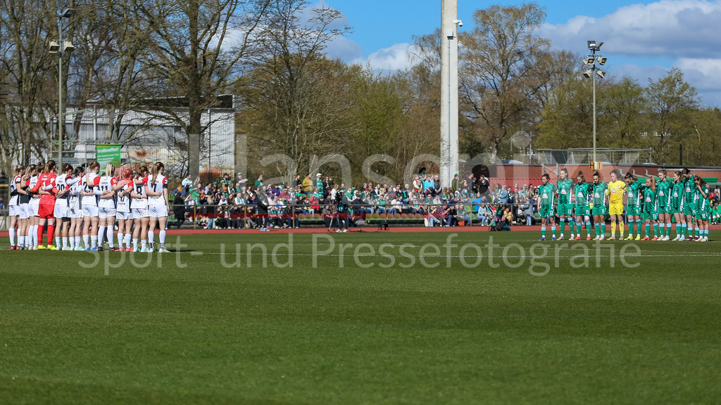 Fussball, Google Pixel Frauen-Bundesliga, SV Werder Bremen - Eintracht Frankfurt | v.li.: Die Spielerinnen beider Mannschaften, Teams bei einer Schweigeminute vor Spielbeginn zum Tode von Doris Fitschen, Schweigen, Trauer, Gedenken, Gedenkminute, im Andenken, Anteilnahme, Sprachlosigkeit, Symbolfoto, Symbolbild, Symbol, Aktion, Action, DIE DFB-RICHTLINIEN UNTERSAGEN JEGLICHE NUTZUNG VON FOTOS ALS SEQUENZBILDER UND/ODER VIDEOÄHNLICHE FOTOSTRECKEN. DFB REGULATIONS PROHIBIT ANY USE OF PHOTOGRAPHS AS IMAGE SEQUENCES AND/OR QUASI-VIDEO.