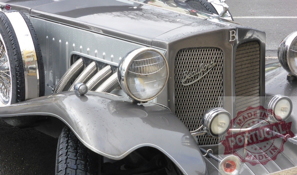 Bedford Beaufort classic car showing front, hood, grill, headlights, and fender | Close-up view of a vintage Bedford Beaufort car, highlighting its unique design and restored condition - Realisiert mit Pictrs.com