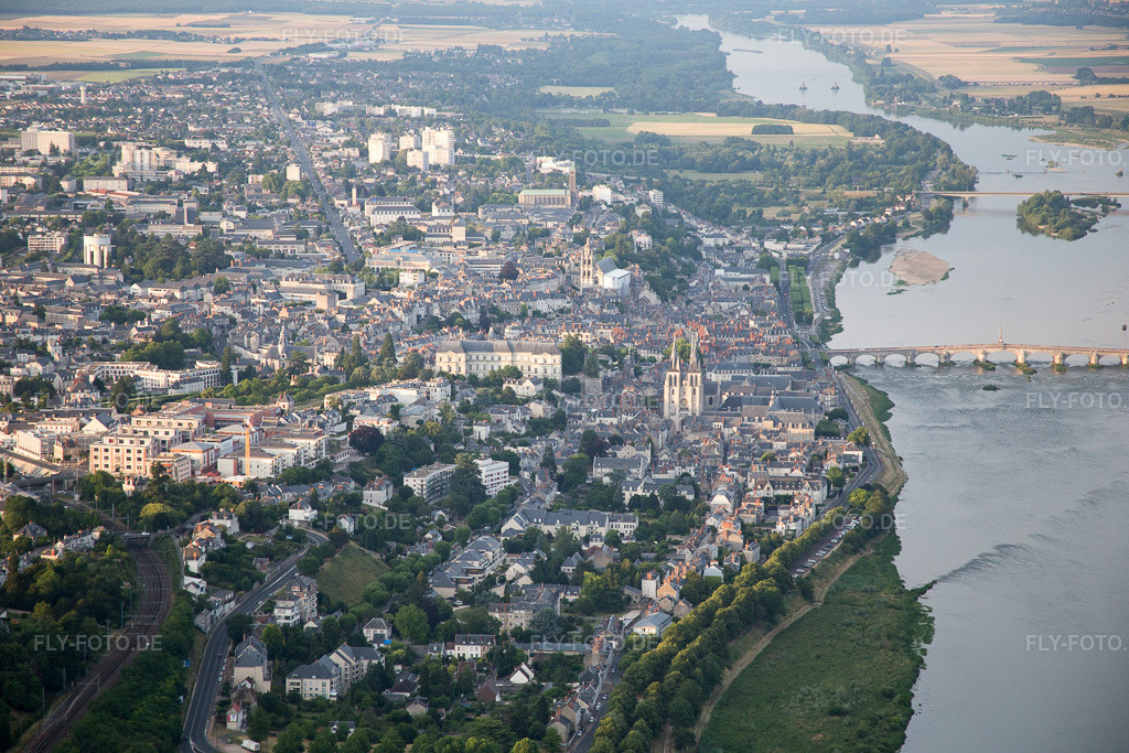 Luftbild: Ortsansicht in Blois im Bundesland Loir-et-Cher in Frankreich. Foto: IMG_082498.jpg vom 20.06.2015 durch Werner Riehm/FLY-FOTO.de