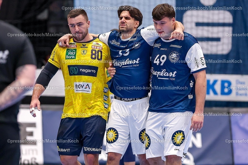 BHC16112501030 | 16.11.2025, Handball, HBL, Bergischer HC - Rhein-Neckar Löwen, Mitsubishi Electric HALLE Düsseldorf: Eloy Morante Maldonado (BHC #33) muss verletzt das Spielfeld verlassen und wird von Jannik Kohlbacher (Rhein-Neckar Löwen #80) und Aron Seesing (BHC #49) gestützt