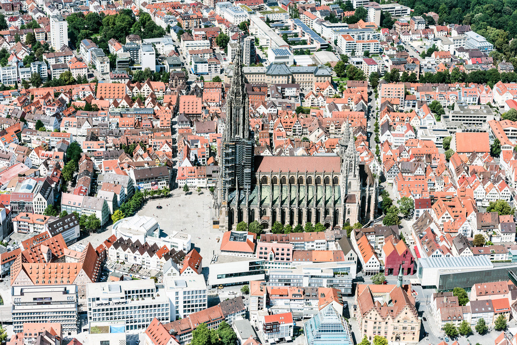 dr__0011332.jpg | ULM 01.08.2017 Kirchengebäude der Kathedrale Ulmer Münster am Münsterplatz in Ulm im Bundesland Baden-Württemberg. // Church building of the cathedral of Ulmer Muenster on Muensterplatz in Ulm in the state Baden-Wuerttemberg. Foto: Daniel Reiter