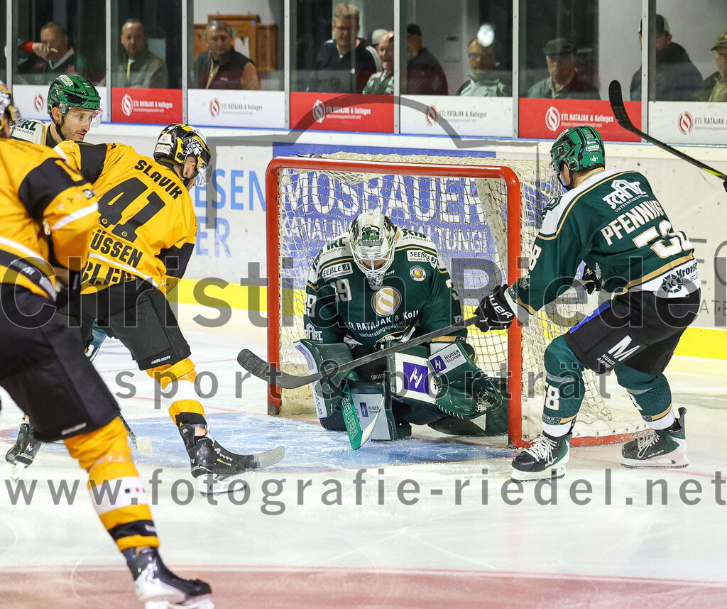 2025-08-22_121_TSV_Erding_gegen_EV_Fuessen | Erding, Deutschland, 22.08.2025:Eishockey, Oberliga Süd 2025 / 2026, Testspiel, TSV Erding gegen EV Füssen, Endergebnis: 1:4Marek Slavik (EV Füssen, #41), Torwart Leon Meder (Erding Gladiators, #39), Paul Pfenninger (Erding Gladiators, #58)Foto: Christian Riedel / fotografie-riedel.net