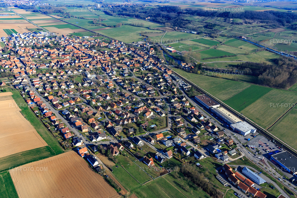 Aerial view: View of the town from the west in Schwindratzheim in the state Bas-Rhin, France. – Photo: IMG_097588.jpg taken on 03/16/2017 by Werner Riehm/FLY-FOTO.com – Resolution of the original: 5119 x 3412 px