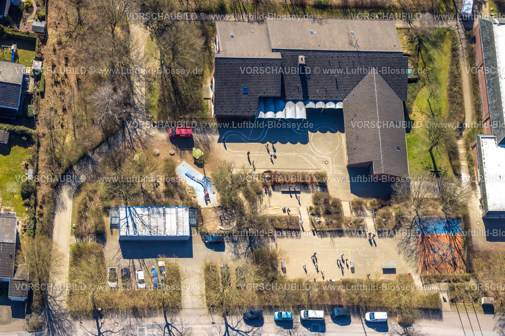 Herdecke250303270 | Luftbild, Städtische Gemeinschaftsgrundschule Hugo Knauer und Schulhof mit Schülern, Westende, Herdecke, Ruhrgebiet, Nordrhein-Westfalen, Deutschland