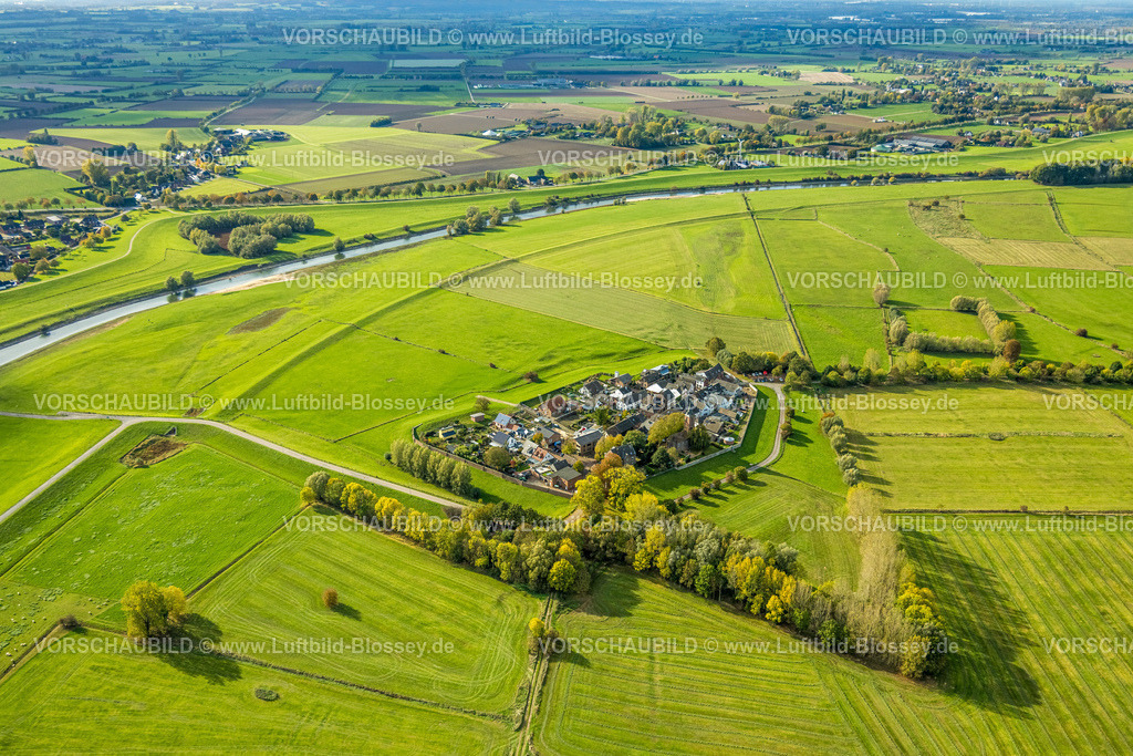 Kleve251005628 | Luftbild, Wohnsiedlung Ortsteil Schenkenschanz mit Hochwasserschutzmauer, Rheinüberflutungsfläche, umgeben von Wiesen und Feldern mit Fluss Rhein, evangelische Kirche Schenkenschanz, herbstliche Bäume, Schenkenschanz, Kleve, Niederrhein, Nordrhein-Westfalen, Deutschland