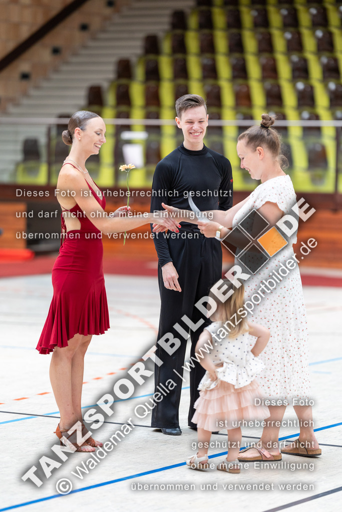 20240810-01217 | Hier finden Sie Tanz Bilder vom Latein und Standard Formationen tanzen. Sportbilder vom Tanzsport. Schöne Fotos und von Weltmeisterschaft, Europameisterschaft, Bundesliga, Regionalliga, Oberliga und Landesliga sowie von GOC Stuttgart, DanceComp, WM Bremen