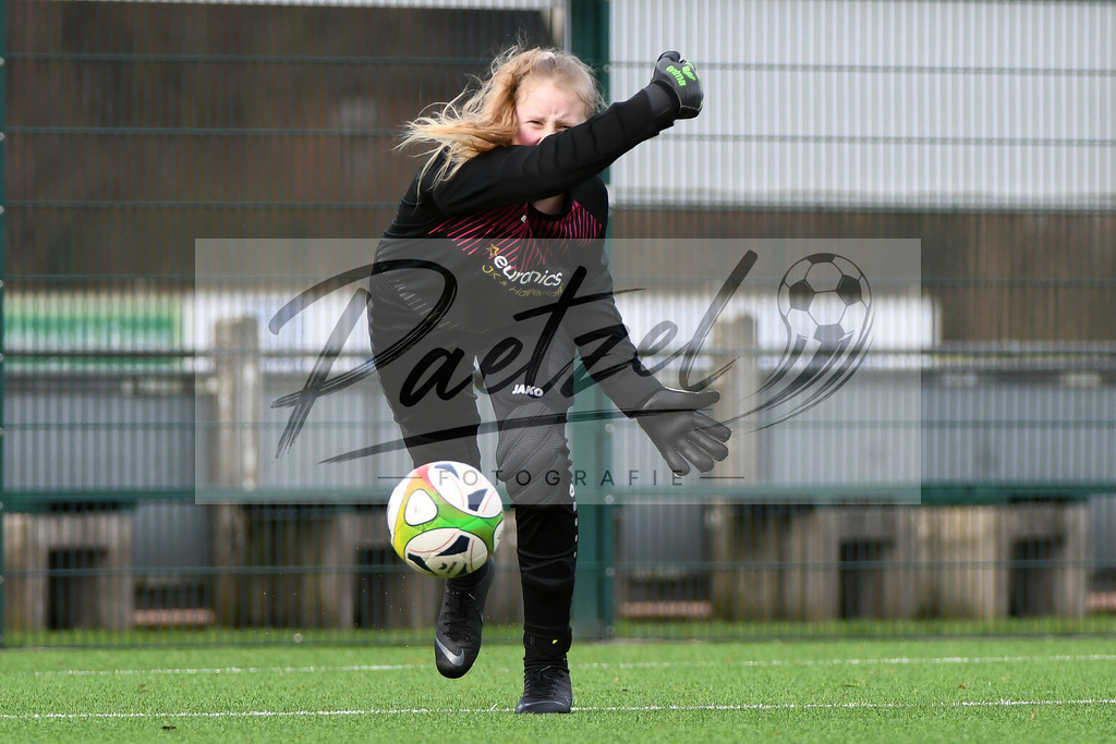 LENGRE20200229_0030 | Fussball, C-Juniorinnen:   bei dem Testspiel zwischen SC Preussen Lengerich und TSG 07 Burg Gretesch im Windmoeller &amp; Hoelscher Stadion am 29.02.2020 in Lengerich, Deutschland. - Realisiert mit Pictrs.com