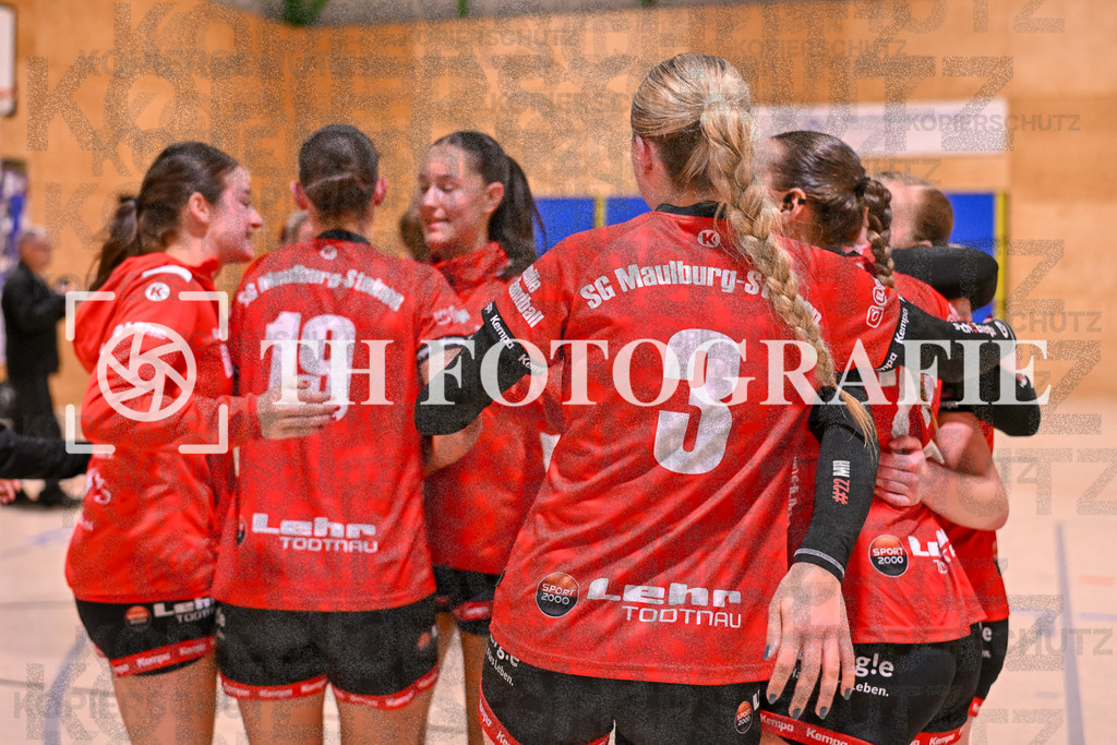 GER, SG Maulburg/Steinen - HSG Dreiland, Frauen-Handball, Oberliga Suedbaden, 3. Spieltag, Saison 2024/2025, 12.10.2024 | Elisa Geiss (SG Maulburg/Steinen, #19), Leonie Kiefer (SG Maulburg/Steinen, #03), Maike Hartmann (SG Maulburg/Steinen, #22) im Kreis ihrer Mitspielerinnen.GER, SG Maulburg/Steinen - HSG Dreiland, Frauen-Handball, Oberliga Suedbaden, 3. Spieltag, Saison 2024/2025, 12.10.2024Foto: TH Fotografie/Thomas Hess