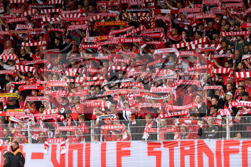FCUBMG20210829_097 | Fussball, Herren: . Fans vom 1. FC Union Berlin beim Spiel der 1. Bundesliga zwischen 1. FC Union Berlin und Borussia Moenchengladbach im Stadion An der Alten Foersterei am 29.08.2021 in Berlin, Deutschland. - Realisiert mit Pictrs.com