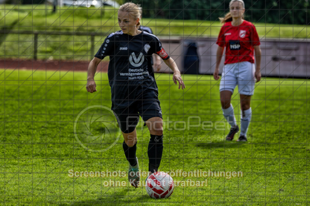 20250928_132515_0220-Bearbeitet | #,1.FC Donzdorf (schwarz) vs. TV Derendingen (rot), Fussball, Frauen-Verbandsliga Württemberg, 03. Spieltag, Saison 2025/2026, Rasenplatz Lautertal Stadion, Süßener Straße 16, 73072 Donzdorf, 28.09.2025 - 13:00 Uhr,Foto: PhotoPeet-Sportfotografie/Peter Harich