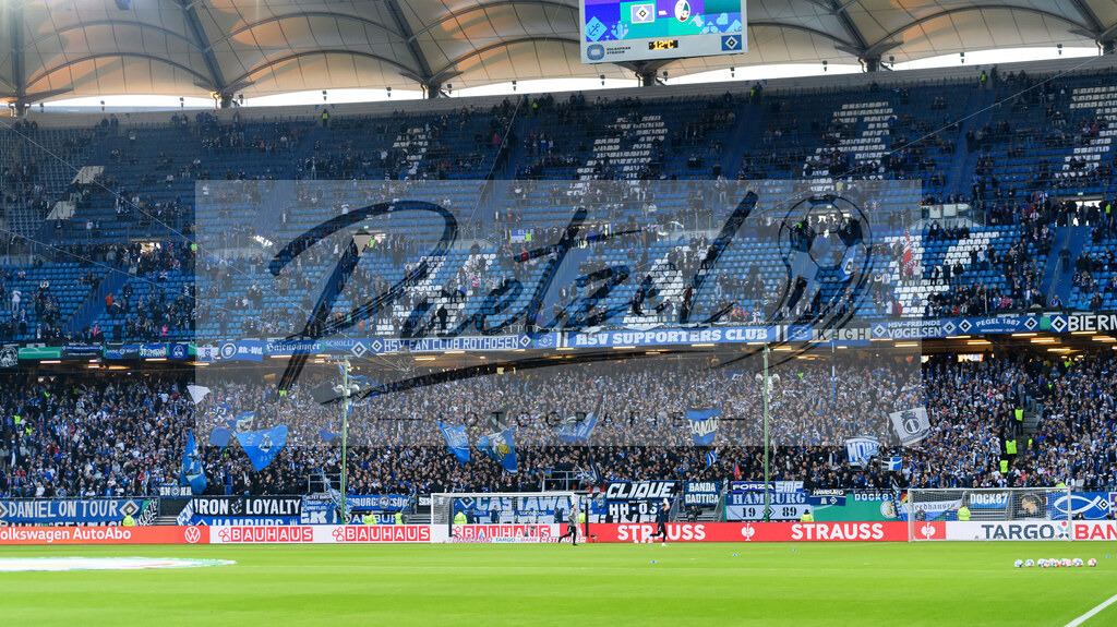 HSVSCF20220419_416 | Fussball, Herren: . Fans von Hamburger SV beim DFB-Pokal-Halbfinalspiel zwischen Hamburger SV und SC Freiburg im Volksparkstadion am 19.04.2022 in Hamburg, Deutschland.DFB / DFL REGULATIONS PROHIBIT ANY USE OF PHOTOGRAPHS AS IMAGE SEQUENCES AND/OR QUASI-VIDEO. - Realisiert mit Pictrs.com