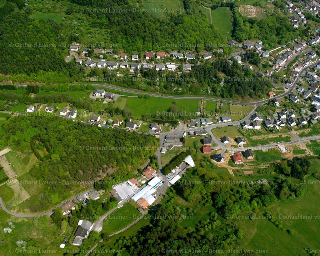 2610367 | BICKEN 09.06.2006 Landwirtschaftliche Nutzflächen und Feldgrenzen  umsäumen das Siedlungsgebiet des Dorfes in Bicken im Bundesland Hessen, Deutschland // Agricultural land and field boundaries surround the settlement area of the village  in Bicken in the state Hesse, Germany Foto: Gerhard Launer