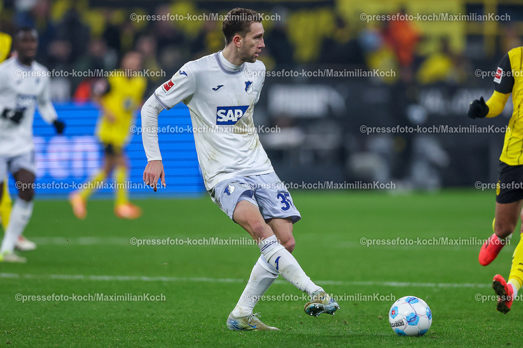 BVB15122402221 | 15.12.2024, Fußball, Borussia Dortmund - TSG 1899 Hoffenheim, 1. Fußball Bundesliga, 14. Spieltag, Signal Iduna Park, Saison 2024 2025: Arthur Chaves (Hoffenheim #35)DFB regulations prohibit any use of photographs as image sequences and or quasi-video.