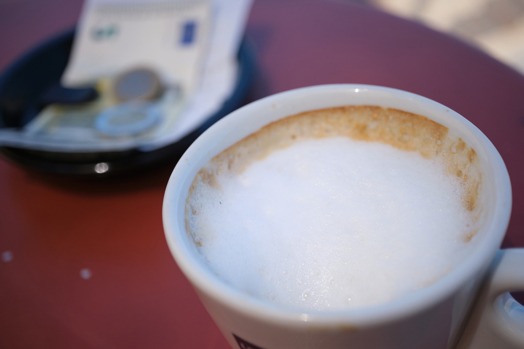 Blick auf eine Kaffeetasse und Geld zum Bezahlen | Collioure, Frankreich - May 11, 2024: Blick auf eine Kaffeetasse und Geld zum Bezahlen. - Realisiert mit Pictrs.com