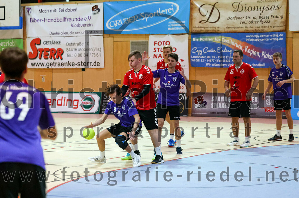 2022-11-12_057_SpVgg_Altenerding_III_gegen_TV_Altoetting_II | Erding, Deutschland, 12.11.2022:
Handball, Bezirksklasse Männer 2022 / 2023, 4. Spieltag, SpVgg Altenerding III gegen TV Altötting II, Endergebnis: 32:25

Tim Saalborn (SpVgg Altenerding, #8), Sebastian Kieswimmer (TV Altötting, #4), Robert Klotz (SpVgg Altenerding, #4), Bastian Franz Salzinger (TV Altötting, #7), Andreas Klaffke (TV Altötting, #37), Luca Niklas Hoehl (SpVgg Altenerding, #27)

Foto: Christian Riedel / fotografie-riedel.net