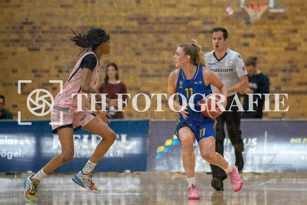 GER, Eisvoegel USC Freiburg - Alba Berlin, Basketball, Toyota Damen Basketball Bundesliga, 6. Spieltag, Saison 2022/2023, 12.11.2022 | Am Ball Nina Rosemeyer (Alba Berlin Frauen, #11)

GER, Eisvoegel USC Freiburg - Alba Berlin, Basketball, Toyota Damen Basketball Bundesliga, 6. Spieltag, Saison 2022/2023, 12.11.2022

Foto: THF Sport/Thomas Heß