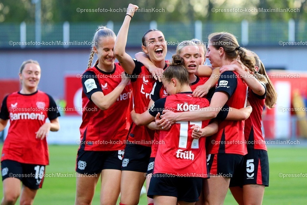 xssc14042501024 | 14.04.2025, xsscx, Frauen Fußball, Bayer 04 Leverkusen - 1. FC Köln, 1. Fußball Bundesliga, Ulrich-Haberland-Stadion, Saison 2024 2025: Die Mannschaft von Bayer Leverkusen freut sich nach dem Tor zum 1:1 DFB regulations prohibit any use of photographs as image sequences and or quasi-video.