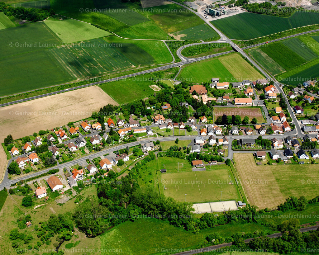 2615671 | BRAUERSCHWEND 09.06.2006 Landwirtschaftliche Nutzflächen und Feldgrenzen  umsäumen das Siedlungsgebiet des Dorfes in Brauerschwend im Bundesland Hessen, Deutschland // Agricultural land and field boundaries surround the settlement area of the village  in Brauerschwend in the state Hesse, Germany Foto: Gerhard Launer