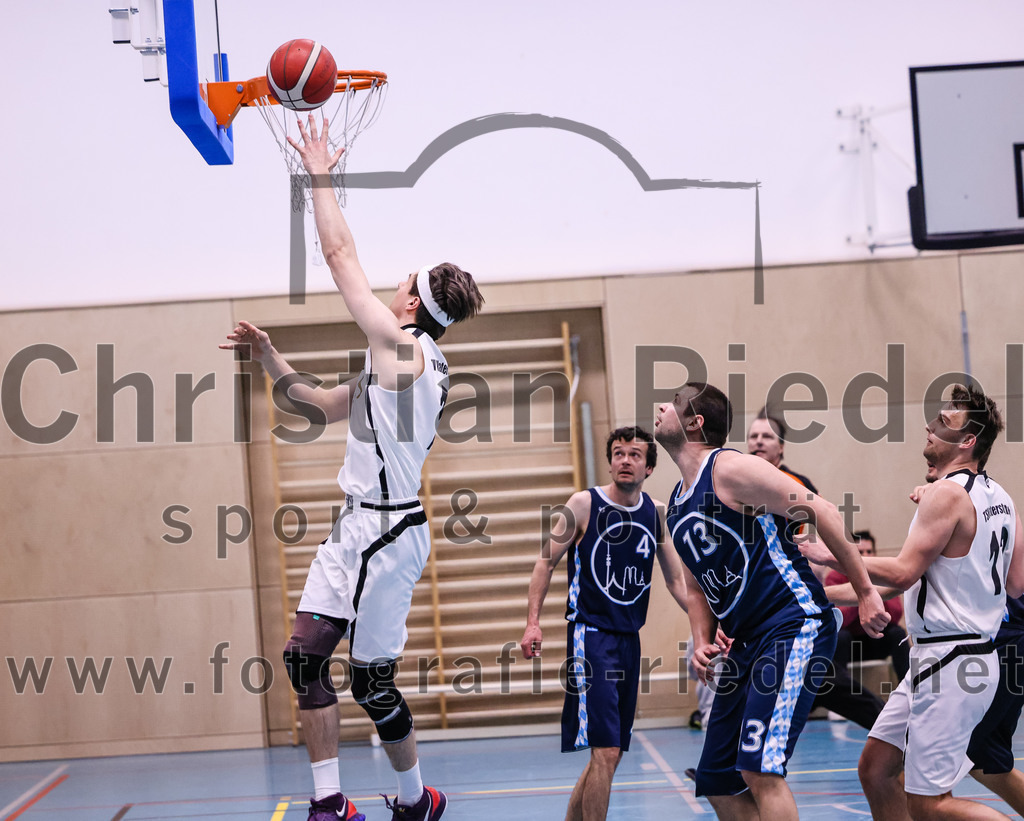 2022-04-03_060_TSV_Vaterstetten_gegen_SV_Weissblau-Allianz_Muenchen | Vaterstetten, Deutschland, 03.04.2022:
Basketball, Bezirksoberliga Herren 2021 / 2022, 14. Spieltag, TSV Vaterstetten gegen SV Weißblau-Allianz München, Endergebnis: 86:54

Bastian Heckner (TSV Vaterstetten, #7), Rico Loebel (SV Weißblau-Allianz München, #4), Peter Fabian Klemm (SV Weißblau-Allianz München, #13)

Foto: Christian Riedel / fotografie-riedel.net