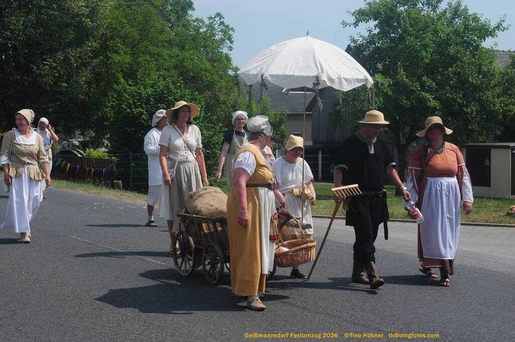 Geißmannsdorf-2026-Festumzug-071 | Festumzug in Geißmannsdorf bei Bischofswerda im Juni 2026. Fotografische Eindrücke und Momentaufnahmen vom Festumzug anläßlich des 800-jährigen Bestehens von Geißmannsdorf - mit Teilnehmern und Gästen, Strohpuppen und geschmückten Vorgärten und Grundstücken - Realisiert mit Pictrs.com
