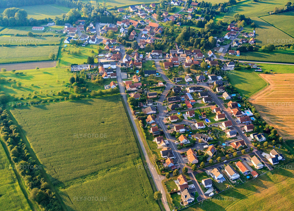 Luftbild: Neubaugebiet Rue Neuve von Nordwesten in Neuhaeusel im Bundesland Bas-Rhin in Frankreich.Foto: IMG_093091.jpg vom 16.08.2016 durch Werner Riehm/FLY-FOTO.deAuflösung des Originals: 4717 x 3392 px