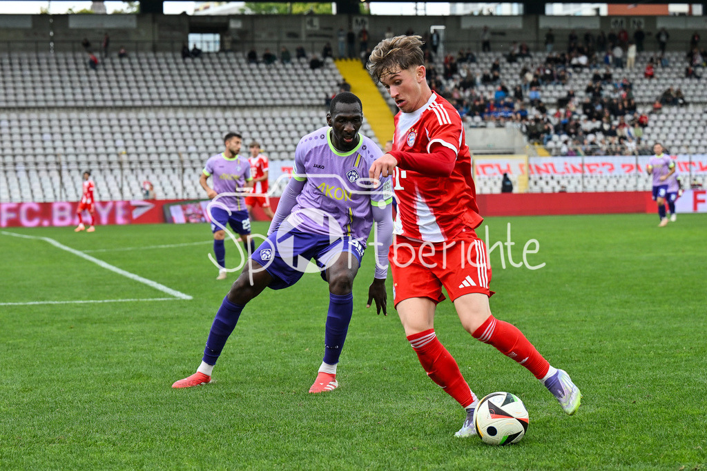 FC Bayern Amateure - FC Würzburger Kickers | im Duell Tarsis BONGA (Würzburger Kickers 30) und Tim Andreas BINDER (FC Bayern Muenchen II 11) / Zweikampf / Regionalliga Bayern: FC Bayern Amateure - FC Würzburger Kickers; Grünwalder Stadion am 27.09.2025