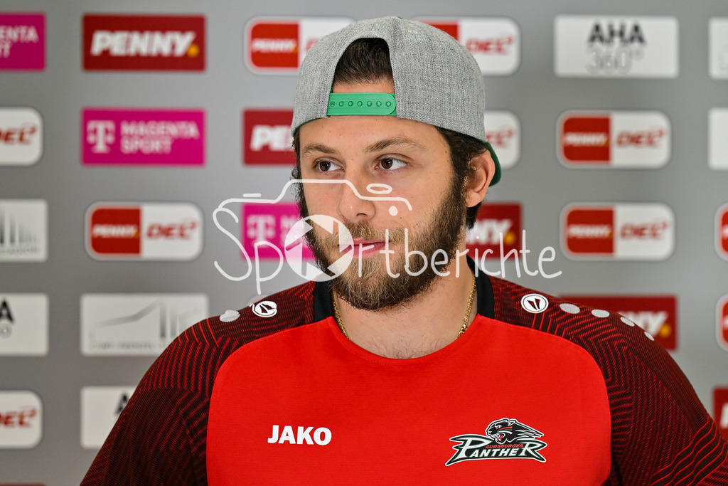 Augsburger Panther - Adler Mannheim | Im Bild Riley DAMIANI (Augsburger Panther #19) beim Interview von MagentaSport vor der Partie in Augsburg / Einzelfoto / Freisteller  / DEL: Augsburger Panther - Adler Mannheim; Curt Frenzel Stadion am 14.09.2025