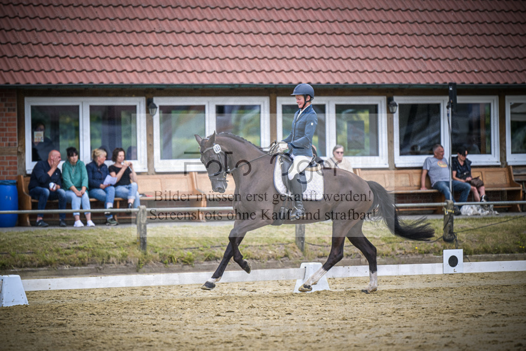 DOS_9611 | Entdecke hochwertige Reitturnierfotos von Foto Oger. Professionell, emotional und authentisch – jetzt Lieblingsmomente im Shop bestellen.Deutschlandweite Turnierfotografie. - Realisiert mit Pictrs.com