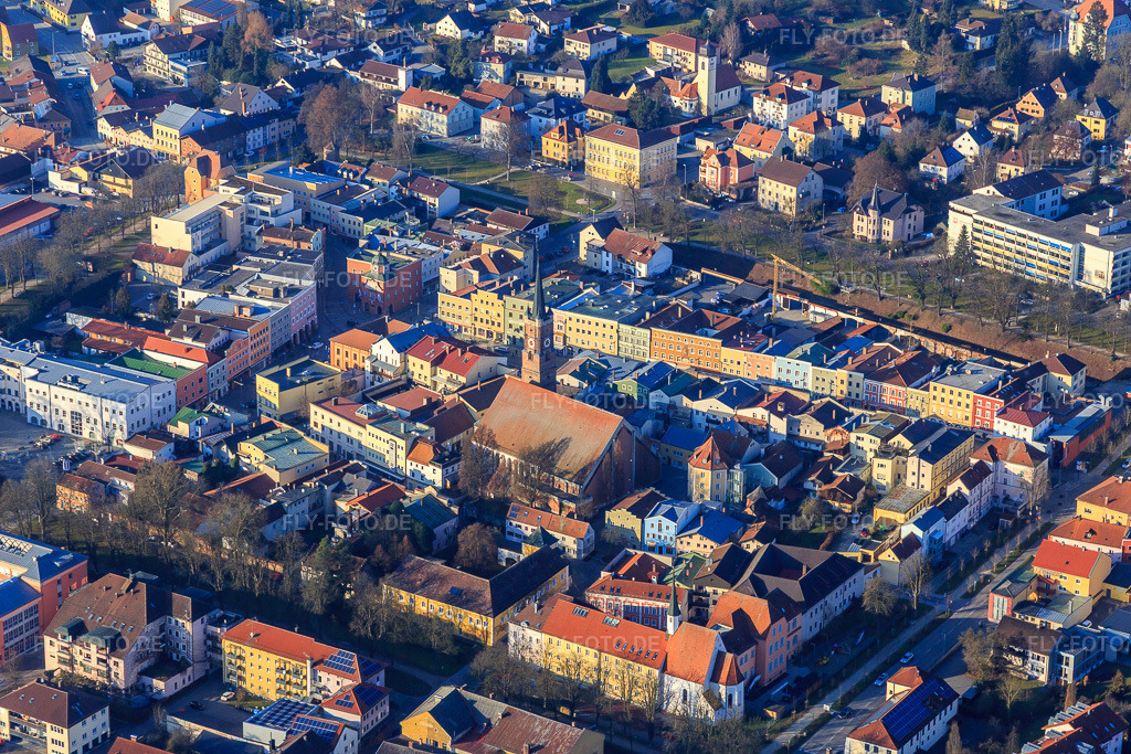 Luftbild: Bürgerhäuser am Stadtplatz und Stadtpfarrkirche St. Simon und Judas aus Südosten in Pfarrkirchen im Bundesland Bayern in Deutschland. Foto: IMG_096151.jpg vom 29.12.2016 durch Werner Riehm/FLY-FOTO.de
