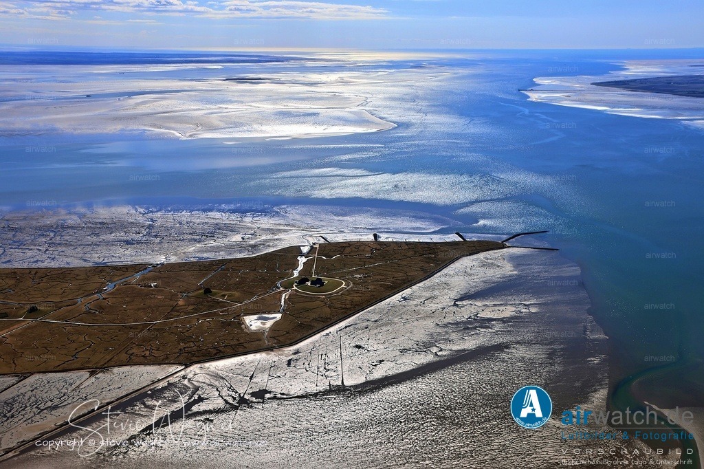 Luftbild Nordstrandischmoor im Nationalparks Schleswig-Holsteinisches Wattenmeer | Erst durch die Steinbefestigung der Küste zwischen 1926 und 1935 sowie den Bau der Lorenbahn zum Festland konnte der Landverlust gestopft und eine dauerhafte Anbindung sichergestellt werden.  Heute ist Nordstrandischmoor Teil des Nationalparks Schleswig-Holsteinisches Wattenmeer und wird vorwiegend von wenigen Bewohnern und Übernachtungsgästen genutzt.