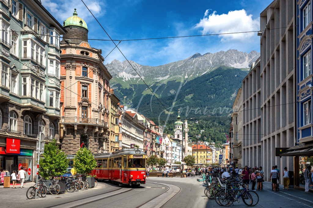 Maria-Theresien-Straße | Mit dem nostalgischen Triebwagen 83 der alten Stubaitalbahn