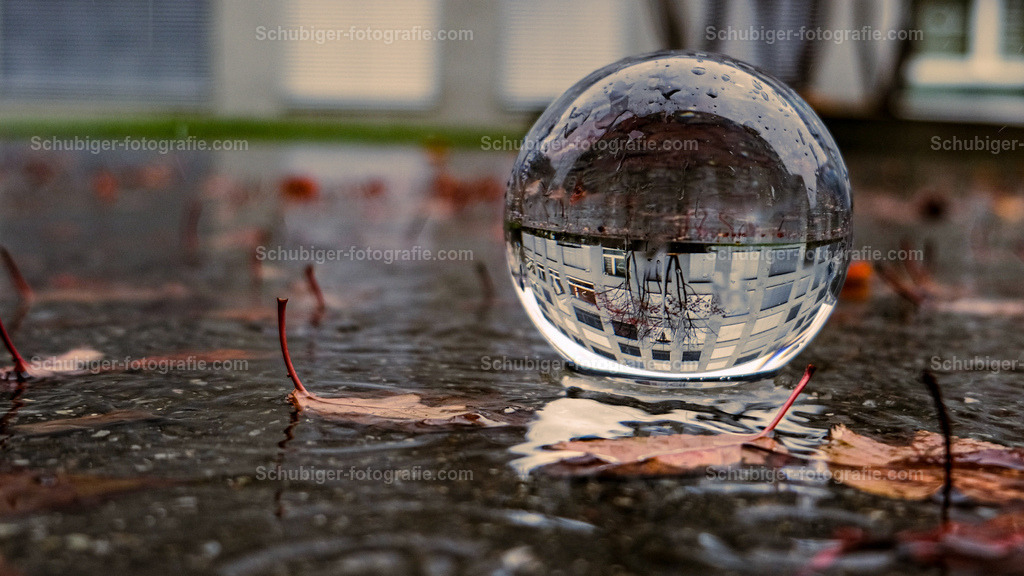 Pfütze | Glaskugel im Regen in einer Wasserpfütze - Realisiert mit Pictrs.com