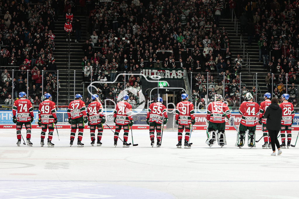 Augsburger Panther - Adler Mannheim | Die Panther vor der Fankurve nach dem Heimsieg gegen Mannheim