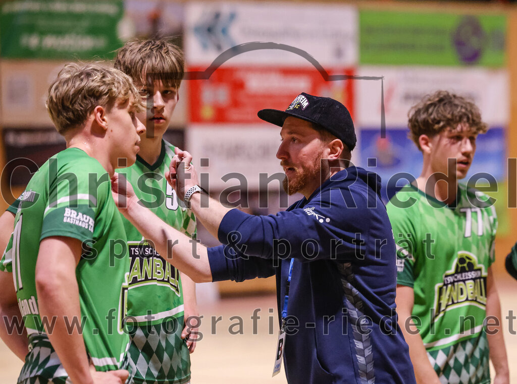 2025-03-15_095_SpVgg_Altenerding_gegen_TSV_Schleissheim | Erding, Deutschland, 15.03.2025:Handball, Bezirksoberliga Männer 2024 / 2025, 18. Spieltag, SpVgg Altenerding gegen TSV Schleißheim, Endergebnis: 32:27Fabian Mikulandra (TSV Schleissheim, #11), Tobias Mikulandra (TSV Schleissheim, #51), Trainer Marcus Rehnert (TSV Schleissheim)Foto: Christian Riedel / fotografie-riedel.net