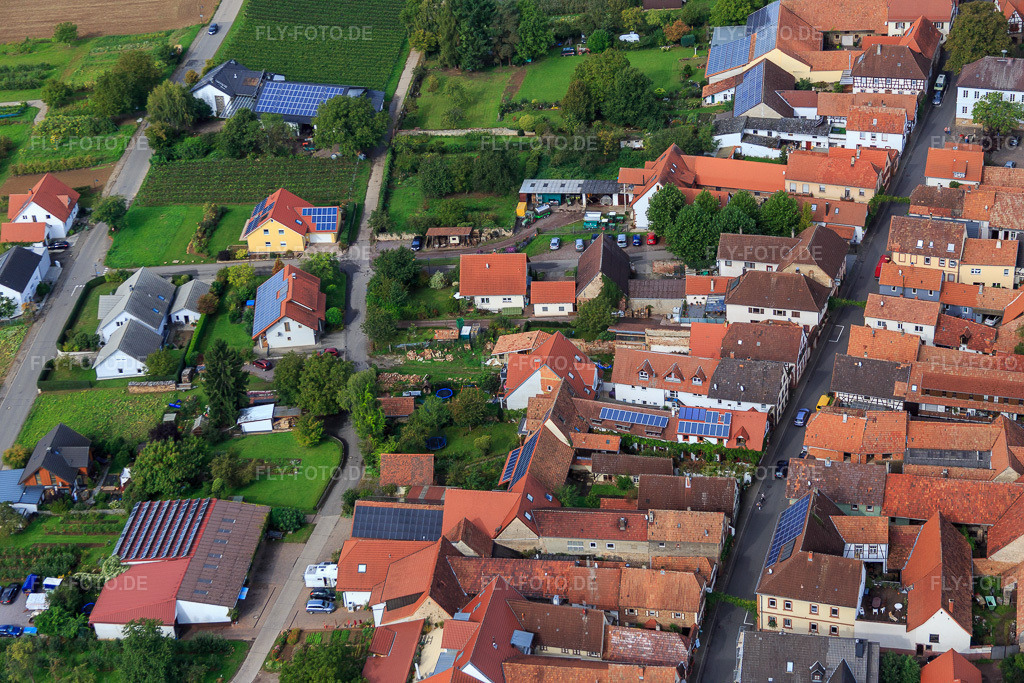 Luftbild: Am Pfarrgarten im Ortsteil Heuchelheim in Heuchelheim-Klingen im Bundesland Rheinland-Pfalz in Deutschland. Foto: IMG_072678.jpg vom 19.09.2014 durch Werner Riehm/FLY-FOTO.deAuflösung des Originals: 5472 x 3648 px