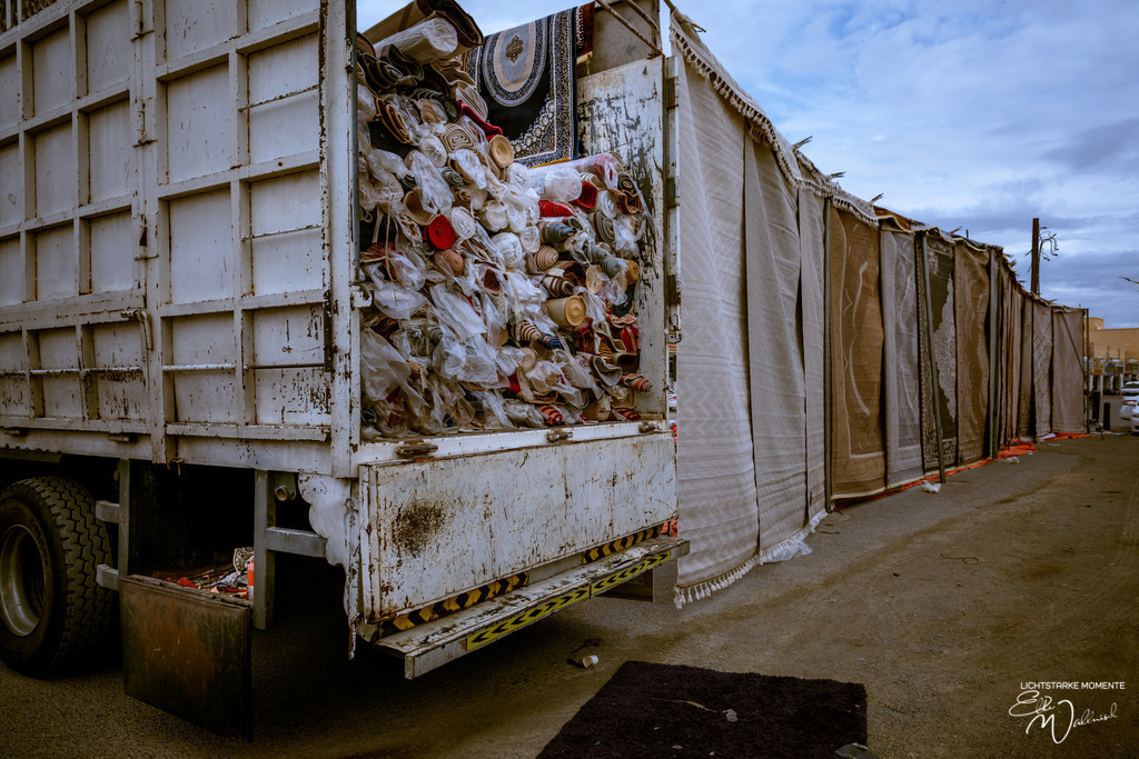 Frauenmarkt in Ibra, Oman | Herzlich willkommen auf meiner Seite! Ich bin Elke Wallnisch, Deine Fotografin für lichtstarke Momente. Der Name steht für alles, was mich mit der Fotografie verbindet: Das Licht und seine machtvolle Wirkung auf eine Situation oder unsere Stimmung - Realisiert mit Pictrs.com