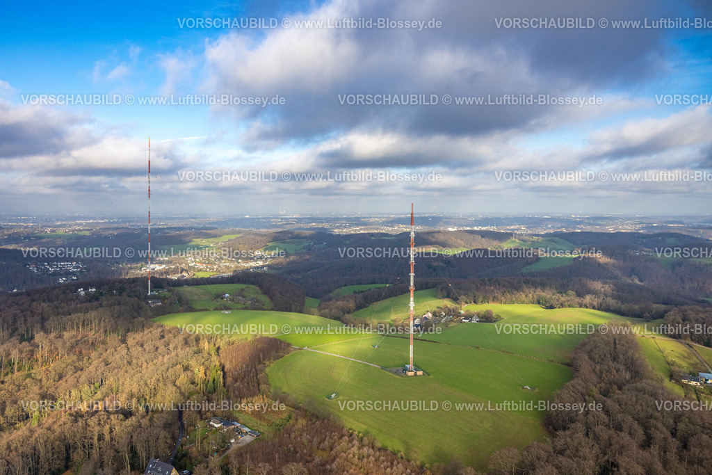 Velbert251200932Langenberg | , Luftbild, Westdeutscher Rundfunk Sender Langenberg Funkmasten, blauer Himmel mit Wolken, Hordtberg, Oberbonsfeld, Velbert, Bergisches Land, Nordrhein-Westfalen, Deutschland