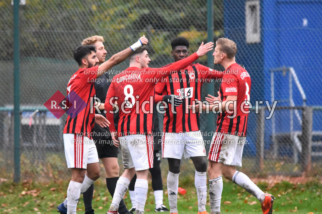 Fußball, Saison 2022/23, Oberliga Hamburg, WTSV Concordia Hamburg - Niendorfer TSV, Sportpark Hinschenfelde (Hamburg), 13.11.2022, 19. Spieltag | MTSV Spieler protestieren gegen die Elfmeter-Entscheidung. Im Bild v.l.: Hamed Mokhlis (#7, Concordia), Florian Potter (Schiedsrichter), Leon Mundhenk (#8, Concordia), Amoah Enock Hartwig (#20, Concordia), Steven Lindener (#3, Concordia)