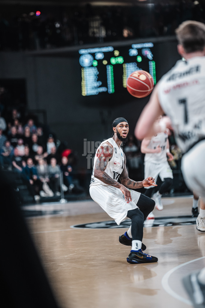 Basketball | Männer | Saison 2023/2024 | easyCredit Basketball Bundesliga | Veolia Towers Hamburg vs. Telekom Baskets Bonn | 03.02.2024 | Vincent King (#13, Veolia Towers Hamburg) spielt einen Pass auf Lukas Meisner (#7, Hamburg Towers)