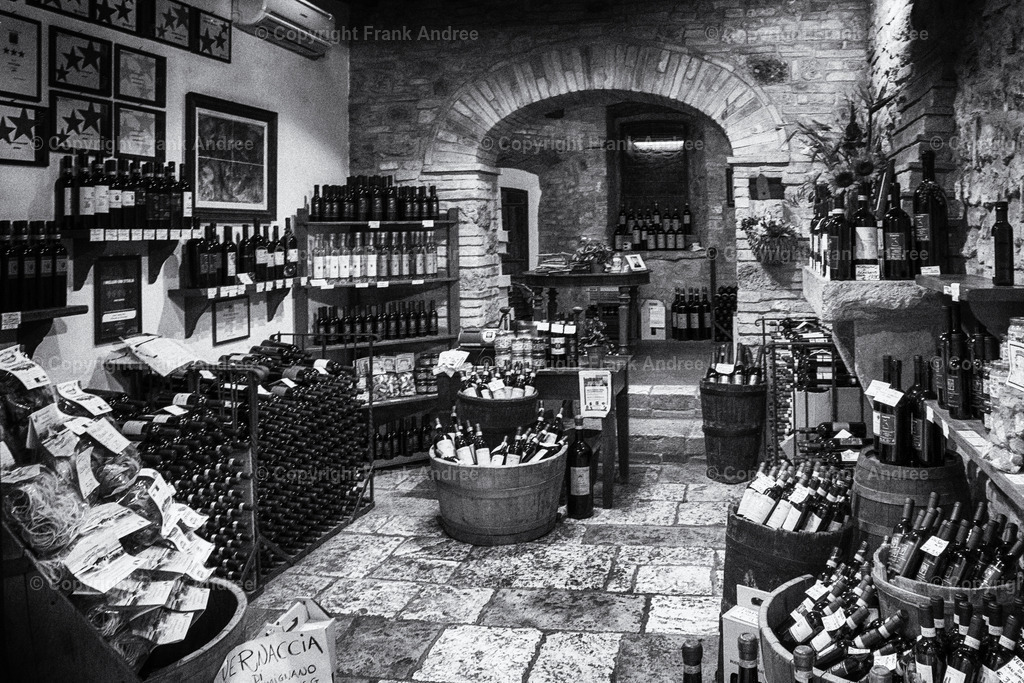 Weinhandling in San Gimignano | Blick in eine Weinhandlung in der Altstadt von San Gimignano. - Realisiert mit Pictrs.com