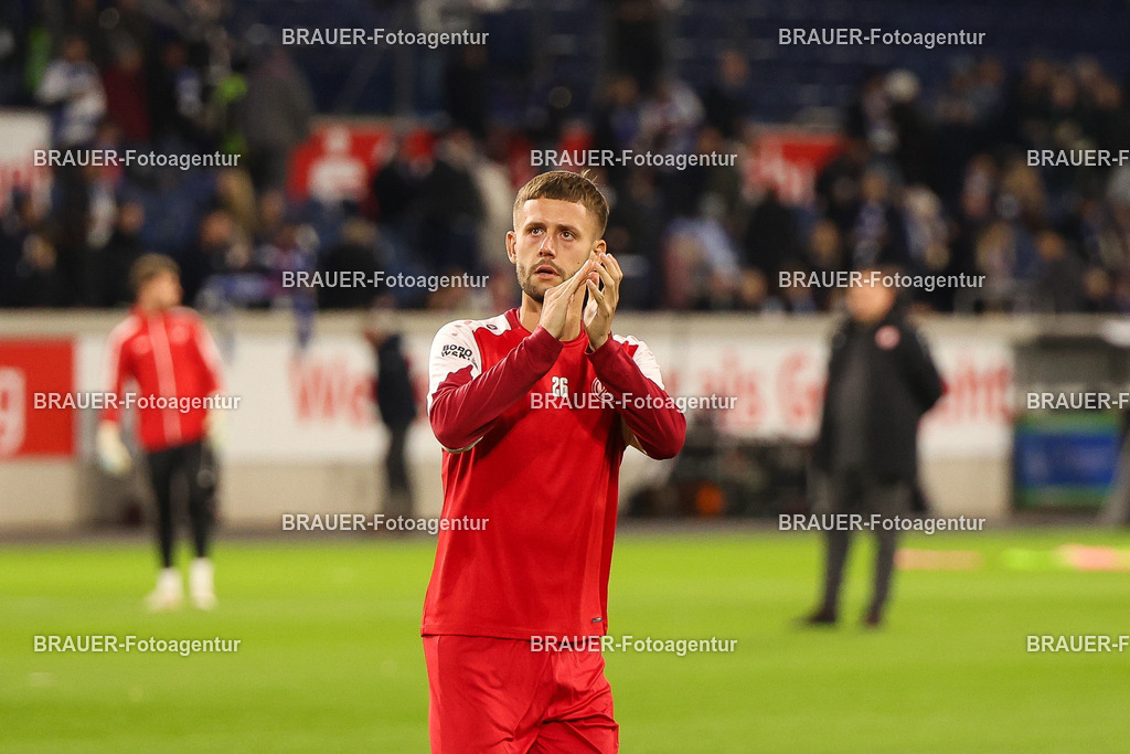 MSV Duisburg - Rot-Weiss Essen  | Duisburg, Deutschland, 26.10.2025 Torben Müsel  (Rot-Weiss Essen) begrüßt die Fans während des 3.Liga Spiels zwischen MSV Duisburg und Rot-Weiss Essen in der Schauinsland-Reisen-Arena am 26.10.2025 in Duisburg (Foto von Timo Bluhmki-Schmidt/ Brauer Fotoagentur