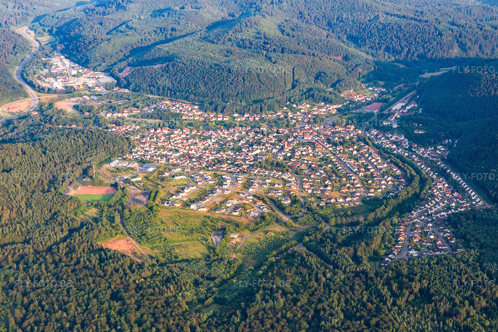 Luftbild: Dorfansicht in Münchweiler an der Rodalb im Bundesland Rheinland-Pfalz in Deutschland. Foto: IMG_091886.jpg vom 16.07.2016 durch Werner Riehm/FLY-FOTO.de