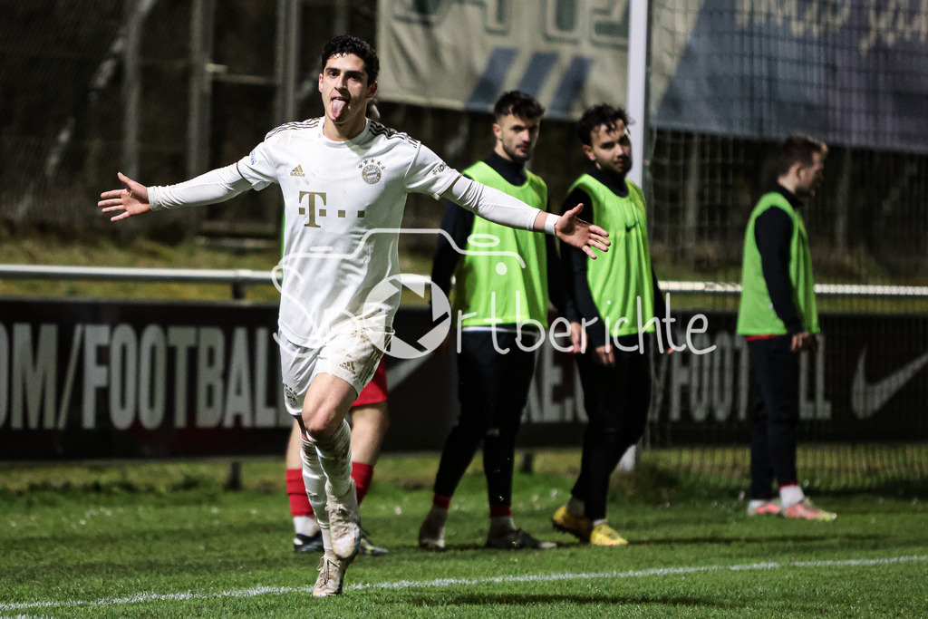 SV Heimstetten - FC Bayern Amateure | Grant-Leon RANOS (FCB #22) jubelt nach seinem Tor zum 1-5