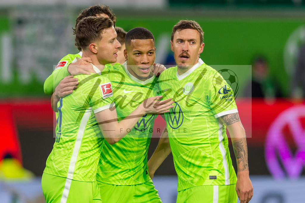 WOBFUE20220206_015 | Fussball, Herren: Aster Vranckx (VfL Wolfsburg) Torjubel, jubelt mit seiner Mannschaft nach dem Treffer zum 1:0 bei dem Spiel der 1. Bundesliga zwischen VfL Wolfsburg und SpVgg Greuther Fuerth in der Volkswagen Arena am 06.02.2022 in Wolfsburg, Deutschland.DFB / DFL REGULATIONS PROHIBIT ANY USE OF PHOTOGRAPHS AS IMAGE SEQUENCES AND/OR QUASI-VIDEO. - Realisiert mit Pictrs.com