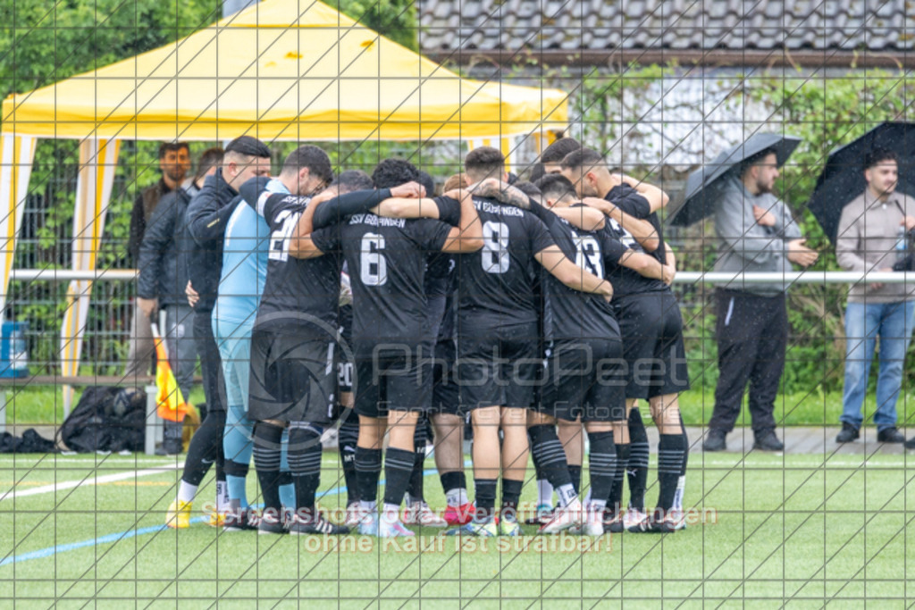 20250504_150332_0093 | #,SSV Göppingen (schwarz) vs. TSV Wäschenbeuren (grün), Fussball, Kreisliga A3 - Bezirk Neckar/Fils, 25. Spieltag, Saison 2024/2025, Kunstrasensportplatz Nord, Hohenstaufenstr. 123, 73033 Göppingen, 04.05.2025 - 15:00 Uhr,Foto: PhotoPeet-Sportfotografie/Peter Harich