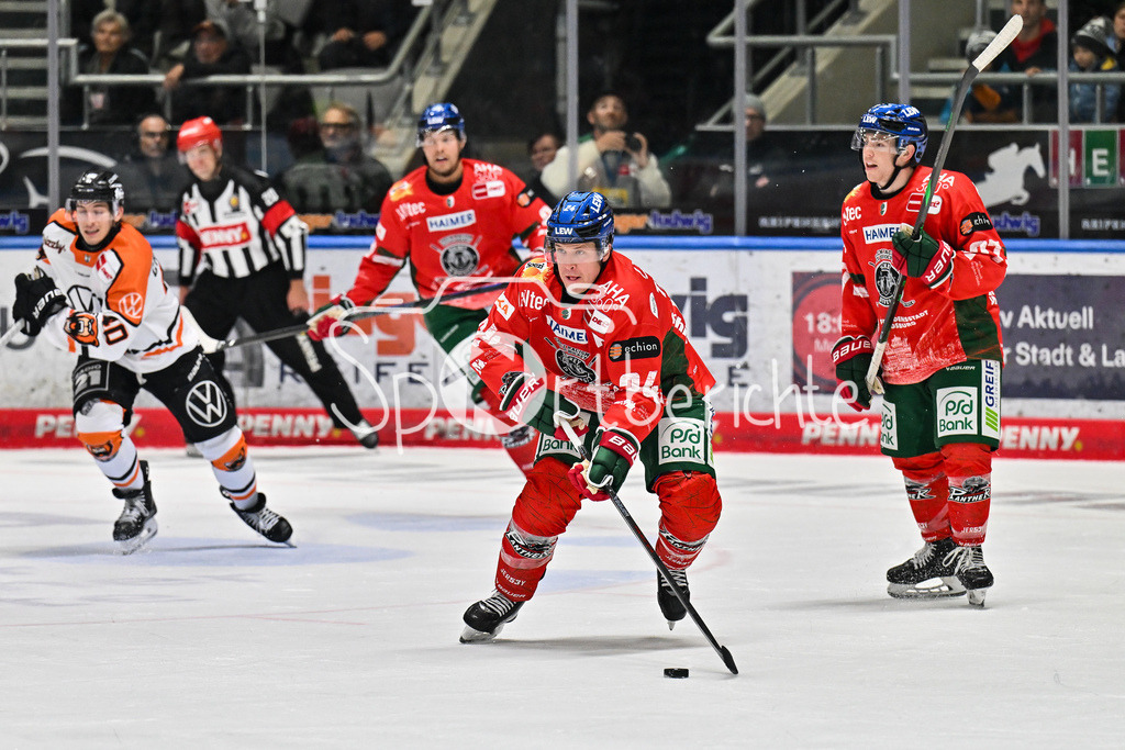 Augsburger Panther - Grizzlys Wolfsburg | T. J. TREVELYAN (Augsburger Panther 24) beim Spielaufbau aus dem eigenen Drittel / DEL: Augsburger Panther - Grizzlys Wolfsburg; Curt Frenzel Stadion am 10.10.2025