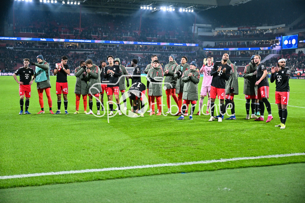 PSV Eindhoven - FC Bayern München | EINDHOVEN, NETHERLANDS - 28. JANUARY: Das Team der Gäste feiert zusammen mit den Fans den 1-2 Auswärtssieg nach dem Match zwischen PSV Eindhoven und dem FC Bayern München am 8. Spieltag der UEFA Champions League Gruppenphase im Philips Stadion