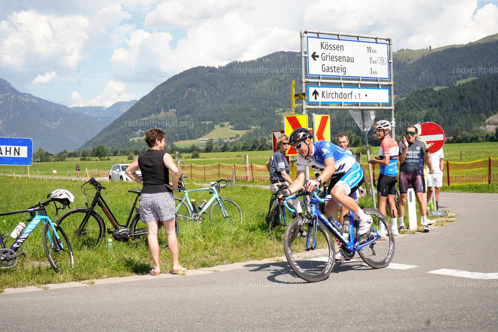 581_20230817_Bewerb_Maenner_Muehlanger | AUT - OESTERREICH, 2023-08-16: SPORT RENNRAD-FAHREN - 55. INTERNATIONALER RADWELTPOKAL IN ST. JOHANN IN TIROL  - Vintage-Radrennen mit WM-Bronze-Medaillen-Siegerin Christina Schweinberger, den Teilnehmer und Alexander Baumann (vom Orginastions-Team) - TAG 2 BEWERB MAENNER IN SECHS GRUPPEN  ; Foto: Roland Muehlanger