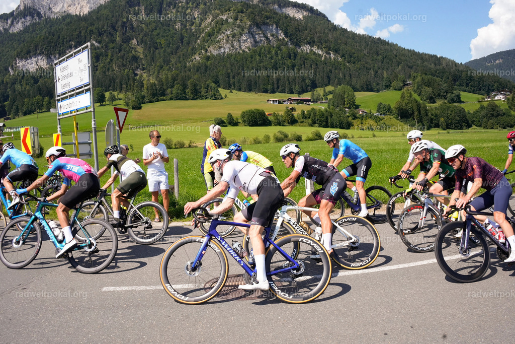 619_20230817_Bewerb_Maenner_Muehlanger | AUT - OESTERREICH, 2023-08-16: SPORT RENNRAD-FAHREN - 55. INTERNATIONALER RADWELTPOKAL IN ST. JOHANN IN TIROL  - Vintage-Radrennen mit WM-Bronze-Medaillen-Siegerin Christina Schweinberger, den Teilnehmer und Alexander Baumann (vom Orginastions-Team) - TAG 2 BEWERB MAENNER IN SECHS GRUPPEN  ; Foto: Roland Muehlanger